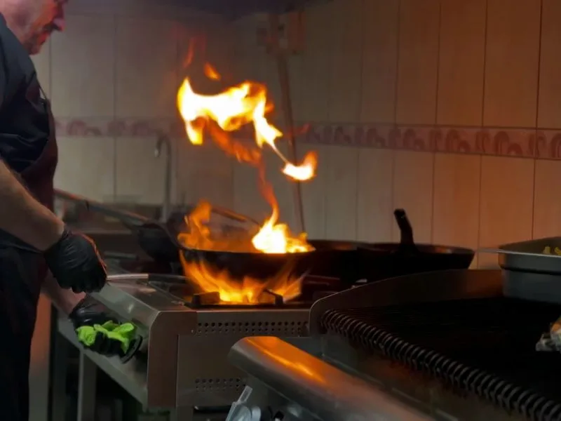 Preparación al fuego en la cocina de un restaurante